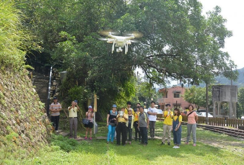 Young volunteers teach the DOC trainees to operate a drone.