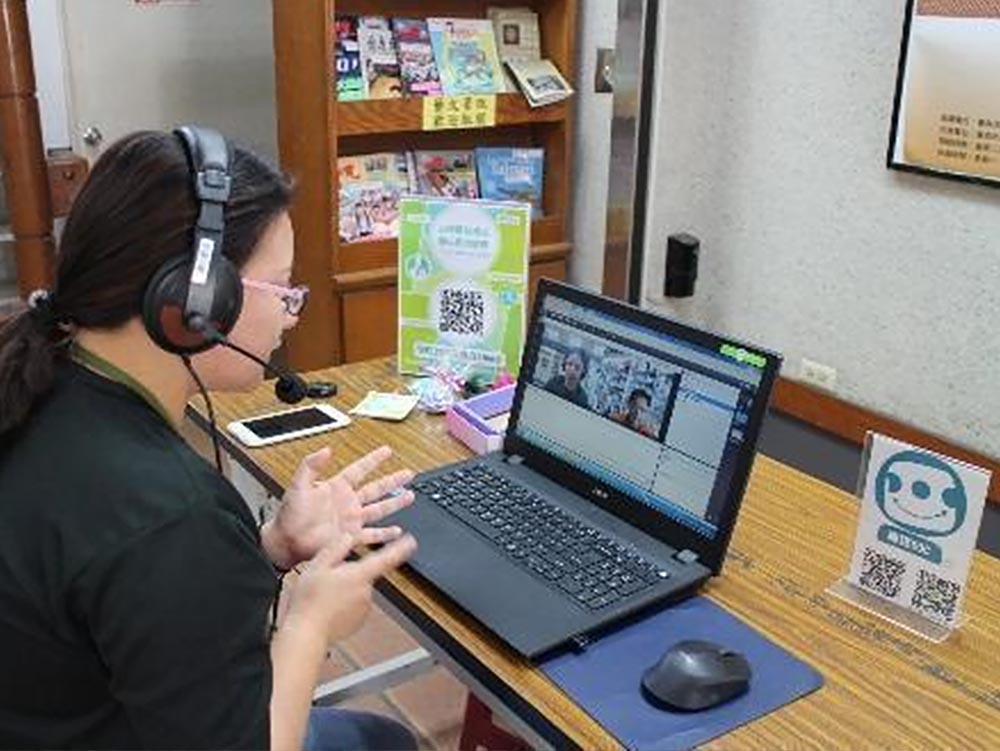 The on-site staff of Madou DOC in Tainan City consult on health care issues via the internet with Pharmacist Lin of Renxing Pharmacy in Yongkang District, Tainan City.