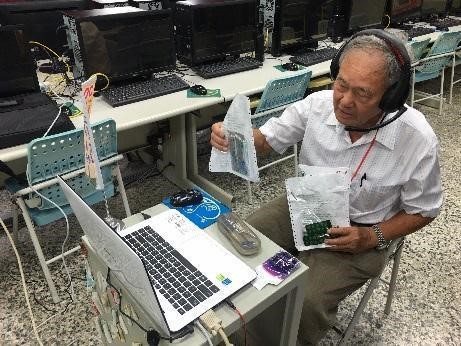 The trainees of Meinong DOC in Kaohsiung City consult on medication questions with a pharmacist.